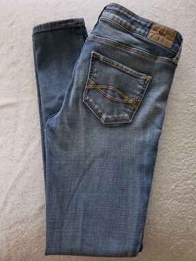 Abercrombie & Fitch Women's Slim-Straight Jeans In Light Wash Size 2s